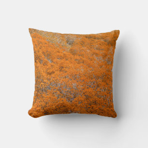 Cojín Decorativo Vista de bosque naranja. Fondo de hoja naranja. Ot