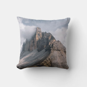 COJÍN DECORATIVO VISTA DE CAMPO Y MONTAÑA BAJO CIELO BLANCO Y AZUL