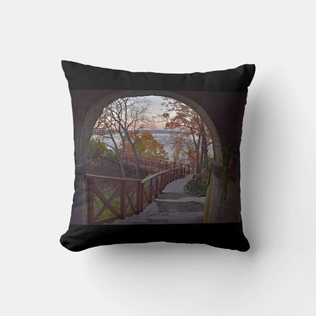 Cojín Decorativo Vista desde el interior de la Residencia Bannerman (Anverso)