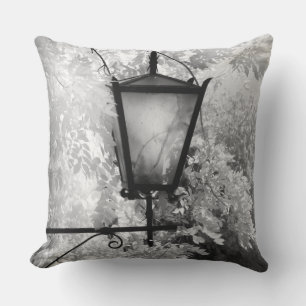 Cojín Decorativo Vista en blanco y negro de una luminaria