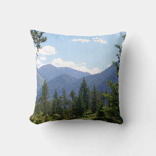 Cojín Decorativo Vista escénica del bosque y las montañas de Montan