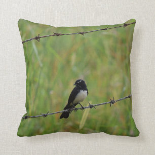 COJÍN DECORATIVO WAGTAIL DE WILLIE EN LA CERCA DE ALAMBRE DE LA