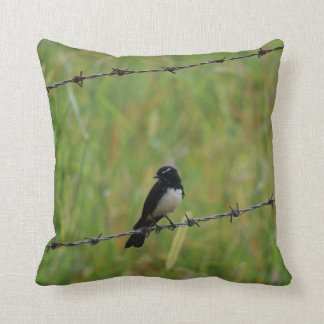COJÍN DECORATIVO WAGTAIL DE WILLIE EN LA CERCA DE ALAMBRE DE LA