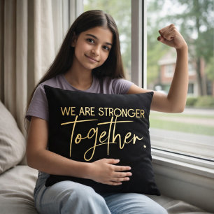 Cojín Decorativo We Are Stronger Together Tipografía Dorada Negra 