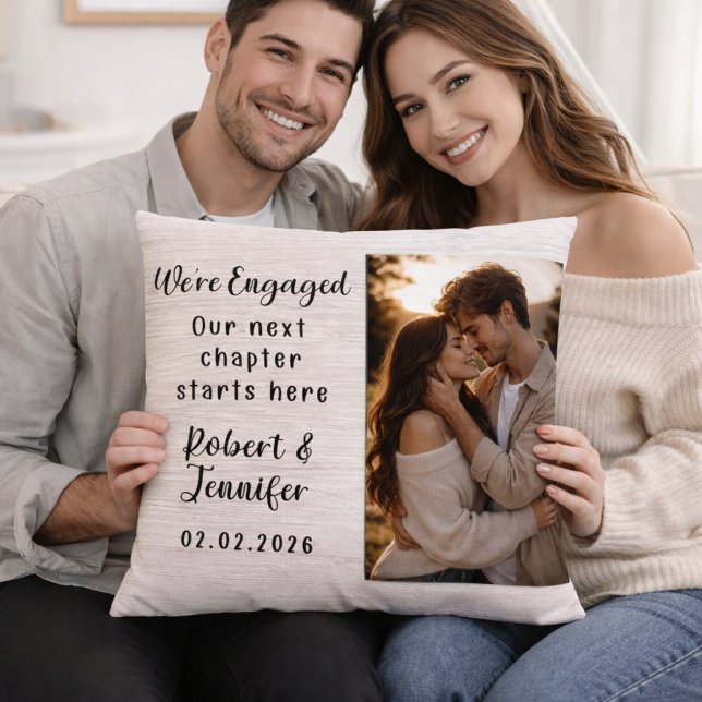 Cojín Decorativo We’re Engaged Personalized Photo Throw Pillow (Subido por el creador)