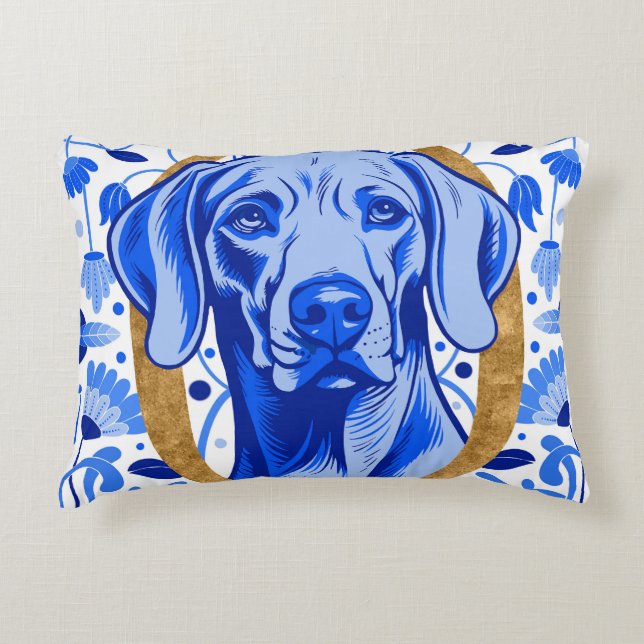 Cojín Decorativo Weimaraner peering thru the letter "O" in Gold (Anverso)