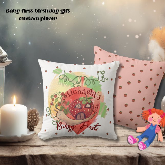 Cojín Decorativo Whimsical Snail & Strawberry, primer cumpleaños (Whimsical Snail & Strawberry 1st birthday Throw Pillow)