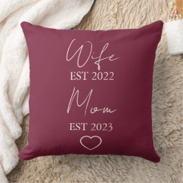Cojín Decorativo Wife & Mom Est. – Minimalist Valentine Gift