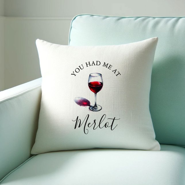 Cojín Decorativo Wine Lover Gift Me Tenías En Merlot (Throw pillow wine lover gift. You had me at merlot by Victoria Grigaliunas of Do Tell A Belle)