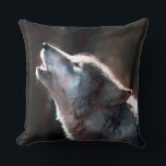 Cojín Decorativo Wolf Howling Lone Wolf<br><div class="desc">Lobo aullando,  si amas a los lobos o eres un lobo solitario esto es para ti. Lleva a este lobo salvaje a casa contigo y vive en el lado salvaje.</div>