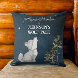 Cojín Decorativo Wolf pack nuevo miembro nombre personalizado bebé<br><div class="desc">Wolf pack nuevo miembro nombre personalizado bebé almohada,  un lindo lobo de lobo estrellado fondo de noche oscuro,  regalos de recién nacido regalos de ducha bebé</div>