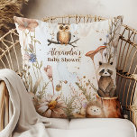 Cojín Decorativo Woodland Forest Animals Baby Shower<br><div class="desc">Mejore el ambiente acogedor de su ducha con nuestro Cojín decorativo Baby Shower Woodland Forest Animals. Decorada con encantadores ilustraciones de criaturas de bosques en medio de un exuberante paisaje forestal, esta almohada le da un toque caprichoso a su celebración. Diseñada con tejidos suaves y duraderos, nuestra almohada tibia capta...</div>