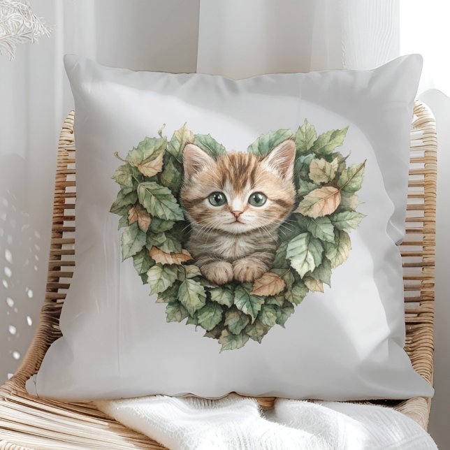 Cojín Decorativo Woodland Heart Kitty - Caída acogedora (Woodland Heart Kitty - Cozy Fall Throw Pillow in a sunny boho rattan chair.)