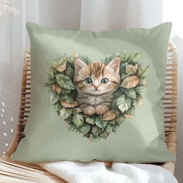 Cojín Decorativo Woodland Heart Kitty - Caída acogedora (Woodland Heart Kitty - Cozy Fall Throw Pillow in a sunny boho rattan chair.)
