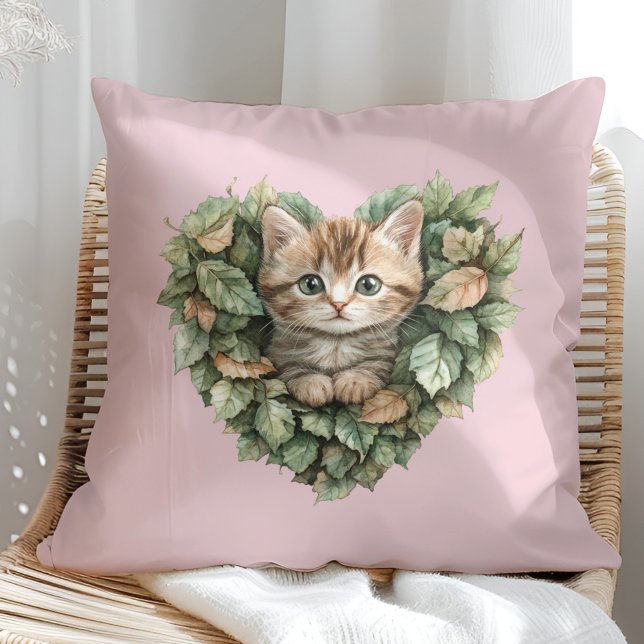 Cojín Decorativo Woodland Heart Kitty - Caída acogedora (Woodland Heart Kitty - Cozy Fall Throw Pillow in a sunny boho rattan chair.)