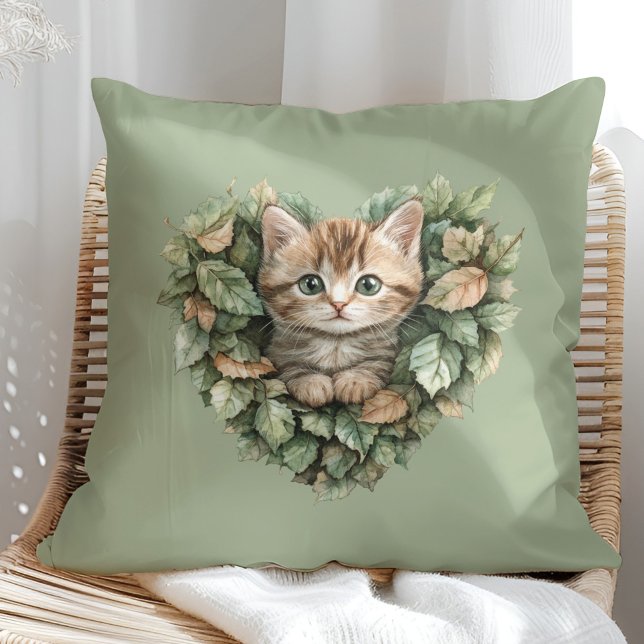 Cojín Decorativo Woodland Heart Kitty - Caída acogedora (Woodland Heart Kitty - Cozy Fall Throw Pillow in a sunny boho rattan chair.)