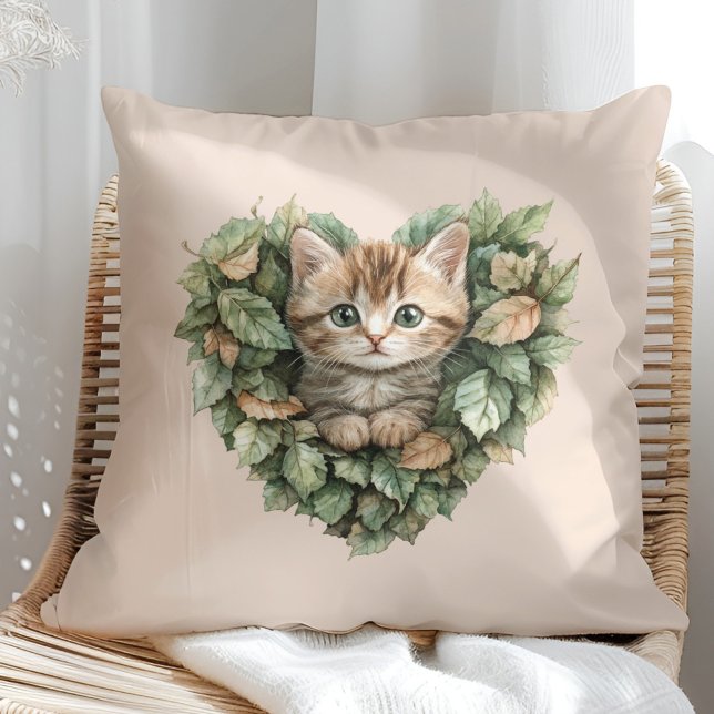 Cojín Decorativo Woodland Heart Kitty - Caída acogedora (Woodland Heart Kitty - Cozy Fall Throw Pillow in a sunny boho rattan chair.)