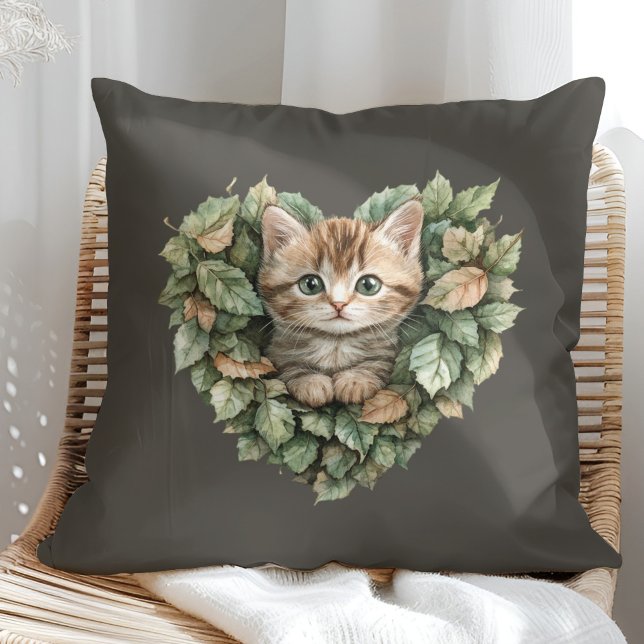 Cojín Decorativo Woodland Heart Kitty - Caída acogedora (Woodland Heart Kitty - Cozy Fall Throw Pillow in a sunny boho rattan chair.)