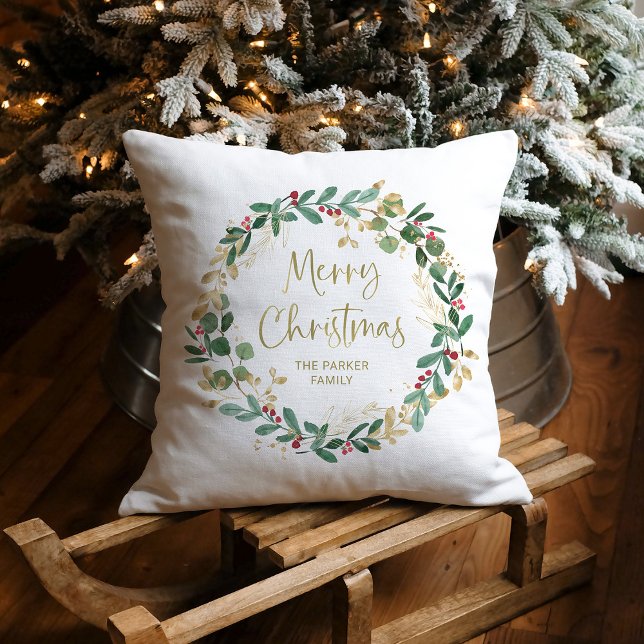 Cojín Decorativo Wreath moderna y guión dorado | Feliz Navidad (An elegant Christmas pillow with a festive wreath and gold script)