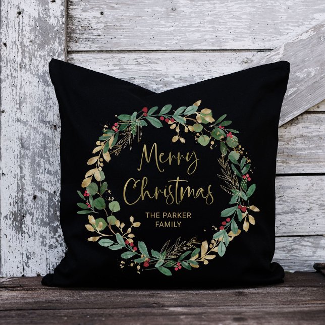 Cojín Decorativo Wreath moderna y guión negro | Feliz Navidad (An elegant, dark black pillow for Christmas with a holiday wreath and gold script)