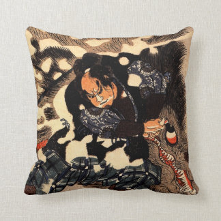 Cojín Decorativo Yamamoto Kansuke que lucha un verraco gigante