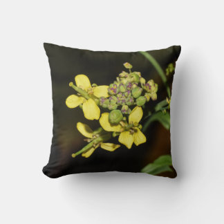 Cojín Decorativo Yellow Flowers on Throw Pillow