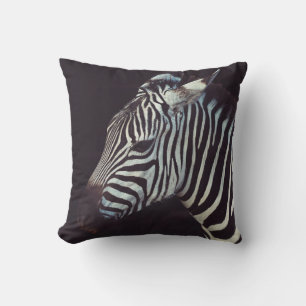 COJÍN DECORATIVO ZEBRA EN PRINCIPIOS DE ENFOQUE EN ESCASOS