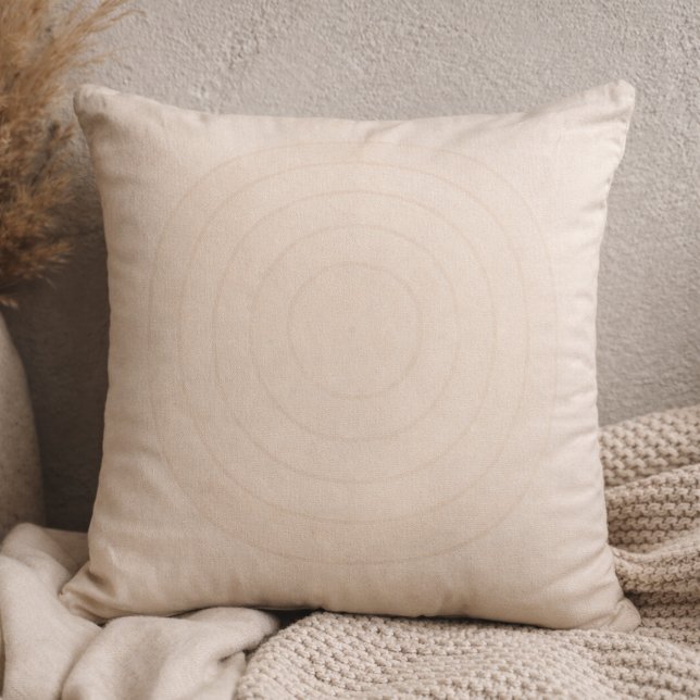 Cojín Decorativo Zen Stone Spiral Throw Pillow (Soft stone spiral in blush beige brings quiet movement to modern neutral spaces)