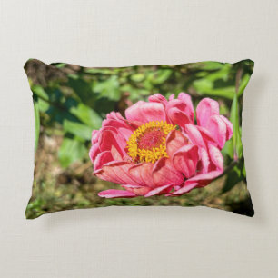 Cojín Decorativo Zinnia rosa con centro amarillo