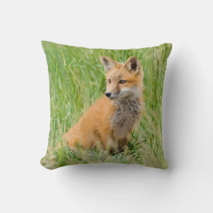 Cojín Decorativo Zorrito rojo en la hierba cerca de la guarida
