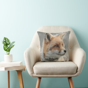 Cojín Decorativo Zorro Rojo con Bufanda de Punto en un Invierno Nev
