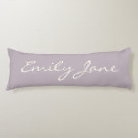 Cojín Elegante Personalizado de nombre de guión manuscri<br><div class="desc">Esta almohada de cuerpo personalizado muestra su nombre con una bonita escritura manuscrita escrita en un elegante fondo lila polvoriento. Gran idea de regalo.</div>