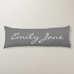 Cojín Elegante Personalizado de nombres de guión manuscr<br><div class="desc">Esta almohada de cuerpo personalizado muestra su nombre en una bonita escritura manuscrita escrita en un elegante fondo gris carbón. Gran idea de regalo.</div>