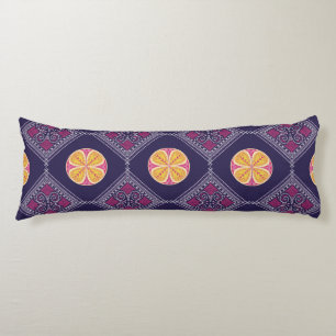 Cojín Elegante Tela Púrpura con Patrón Floral Amarillo