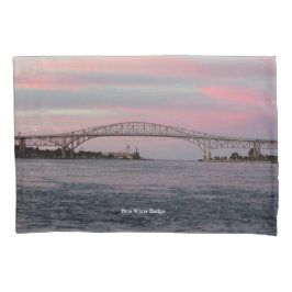 Cojín Funda de almohada de puente sobre el agua azul