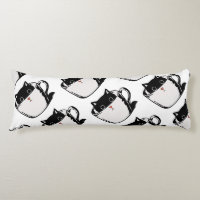 Gatito negro con nariz roja escondido en una taza