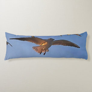 Cojín Gaviotas con arte de contorno negro de vuelo