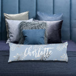 Cojín Guión del nombre botánico del follaje plateado azu<br><div class="desc">Fondo azul claro decorado con follaje falso plateado. Personaliza y agrega tu nombre. Guión de estilo con letras de mano blanca grande.</div>