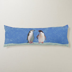 Cojín Hermosa pareja de pingüinos sobre azul cielo