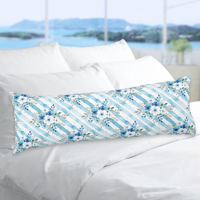 Cojín Light Blue Floral Pattern Coastal Minimal (An elegant blue and white striped body pillow with floral bouquet and leaves repeating pattern)
