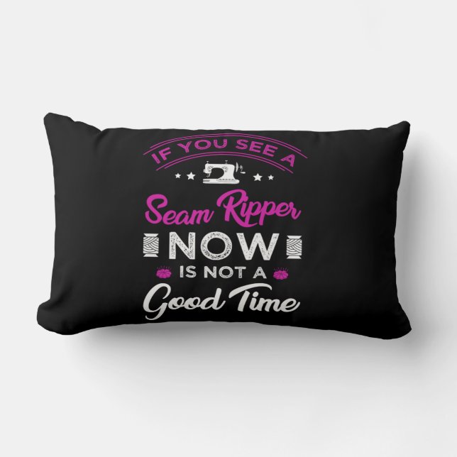 Cojín Lumbar 15. Si ves una costurera ahora no es un buen momen (Anverso)