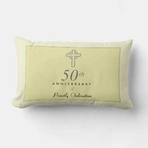 Cojín Lumbar 50º Aniversario de Sacerdote con Cruz en Relieve