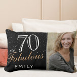 Cojín Lumbar 70 y Fabulous Elegant Black 70th Birthday Photo<br><div class="desc">70 y Fabuloso Elegante Black 70th Birthday Photo Lumbar Pillow. El fondo es negro. Personaliza el cartel con tu foto,  tu nombre y haz tu propio regalo de cumpleaños número 70 para una mujer.</div>