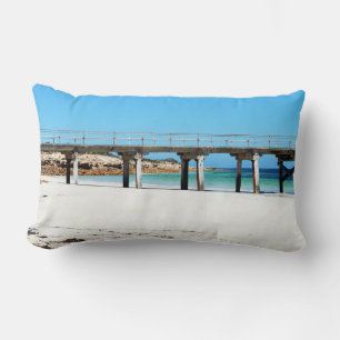 Cojín Lumbar A Orillas Del Mar Por Debajo De Un Alto Embalse, E