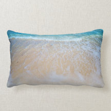 Agua cremosa del océano en la playa