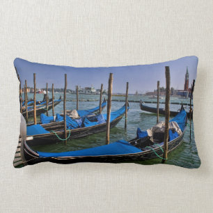 Cojín Lumbar Agua del Gran Canal con botes de gondalo alineados