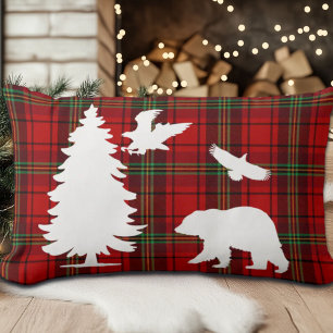 Cojín Lumbar Águila del oso pino sobre el tartán negro rojo