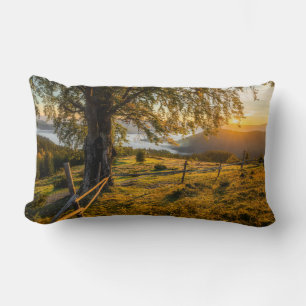 Cojín Lumbar Amanecer oxidado en un bosque