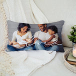 Cojín Lumbar Amor en escritura blanca con foto de Personalizado<br><div class="desc">El diseño moderno y elegante de almohadas de lanzamiento personalizado presenta una foto favorita con un diseño minimalista de superposición de tipografía blanca de "amor" que incluye detalles florecientes y cardíacos. El texto de color blanco se puede personalizar.</div>