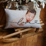 Cojín Lumbar Amor en escritura negra con foto de Personalizado<br><div class="desc">El diseño moderno y elegante de almohadas de personalizado arroja presenta una foto favorita con un mínimo diseño de superposición de tipografía negra de "amor" que incluye detalles florecientes y cardíacos. El texto de color negro se puede personalizar.</div>
